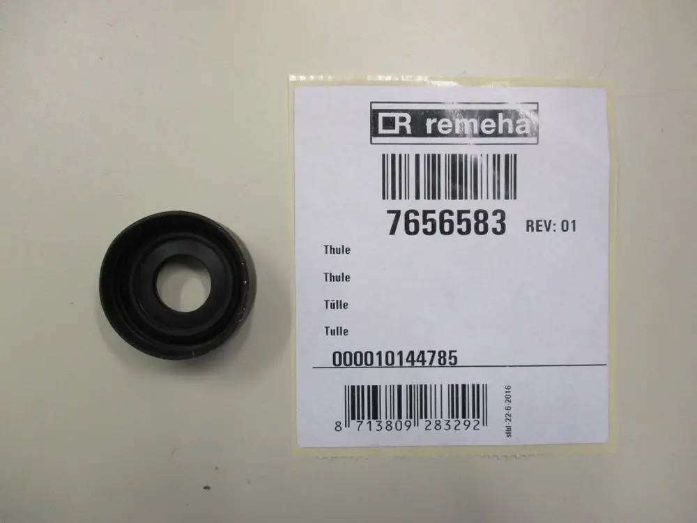 Schwarzes Kunststoffteil mit zylindrischer Form, daneben ein Etikett von Remeha mit Artikelnummer und Barcode. Das Produkt ist vermutlich eine Dichtung oder Tülle.
